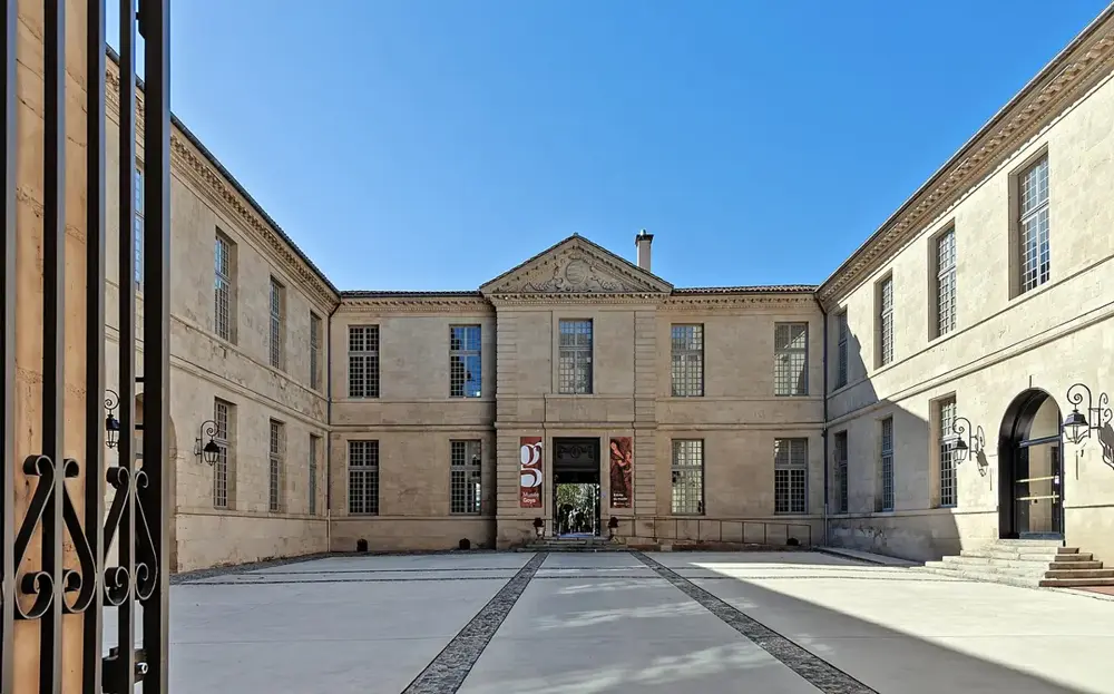 (Castres) Façade du musée Goya vu de la cour intérieure