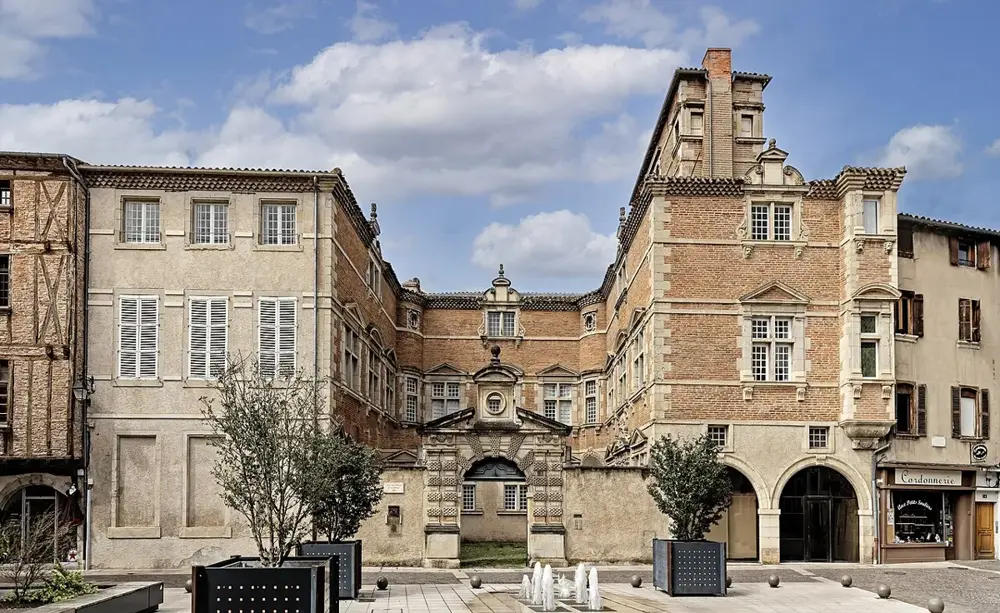 (Castres) Hôtel de Nayrac vu de la place Jean Pierre Gabarrou