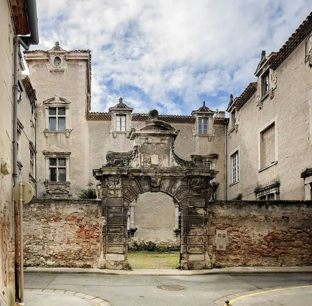 (Castres) Hôtel de Viviès vu de la rue de la Platé