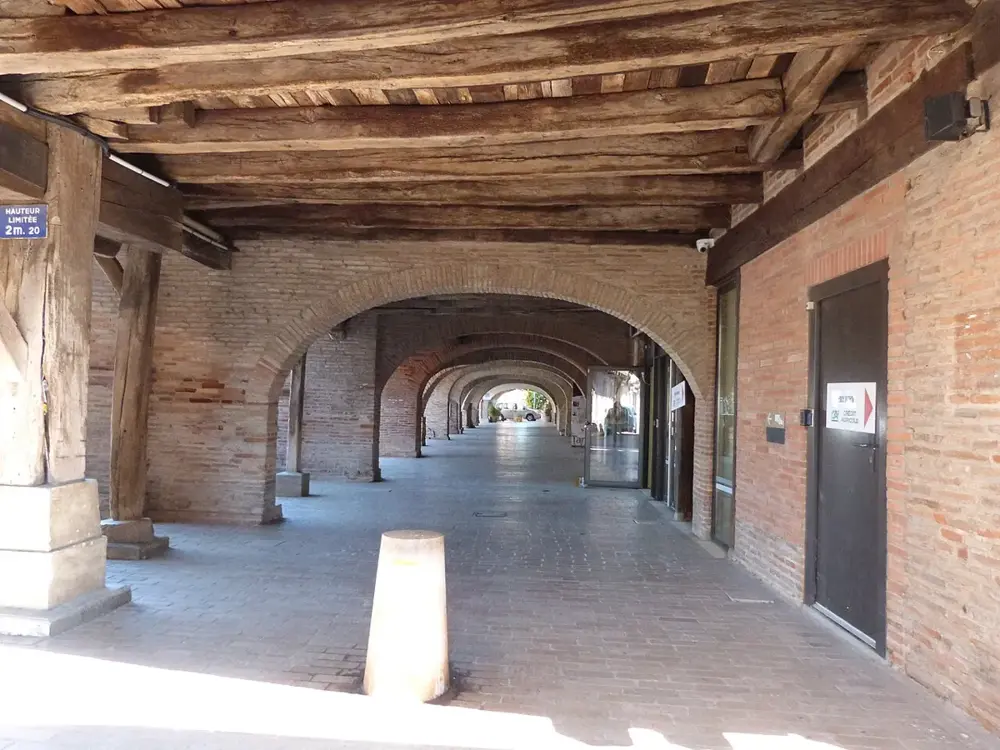 Couverts de la place aux arcades à Lisle-sur-Tarn