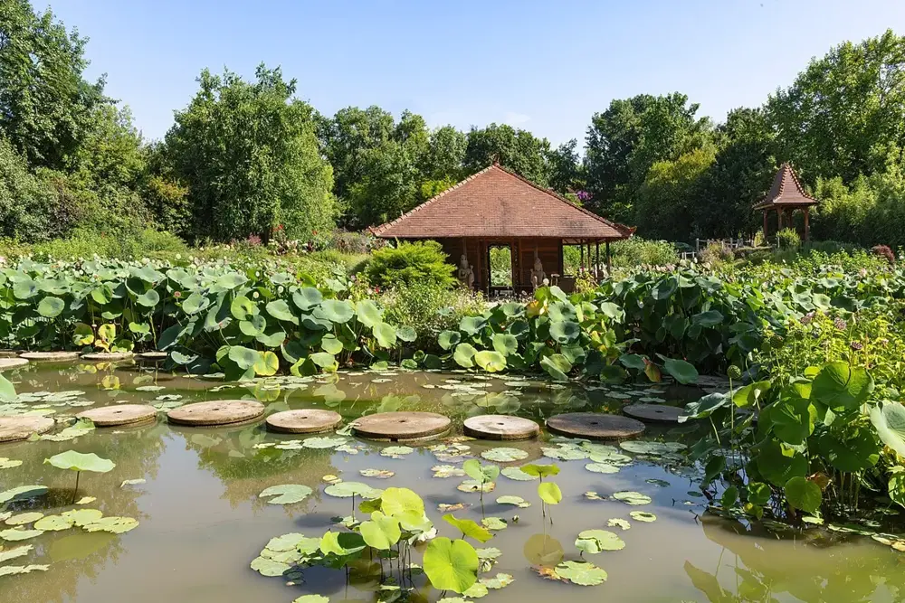 (Giroussens) Temple du Lotus aux jardins des Martels