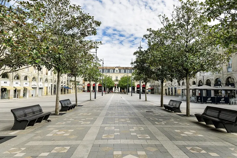 (Castres) La place Jean Jaurès vu la Fontaine des Angelots