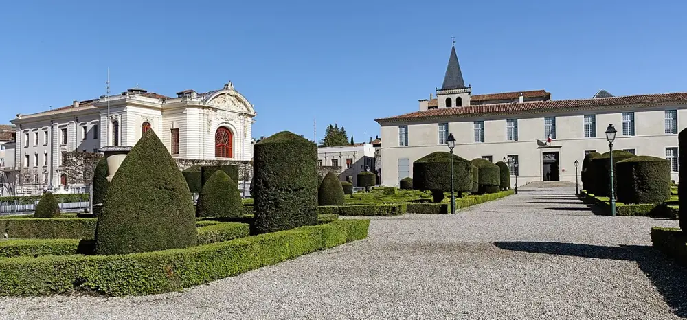 (Castres) Le théâtre et le musée Goya vus du jardin de l'évêché