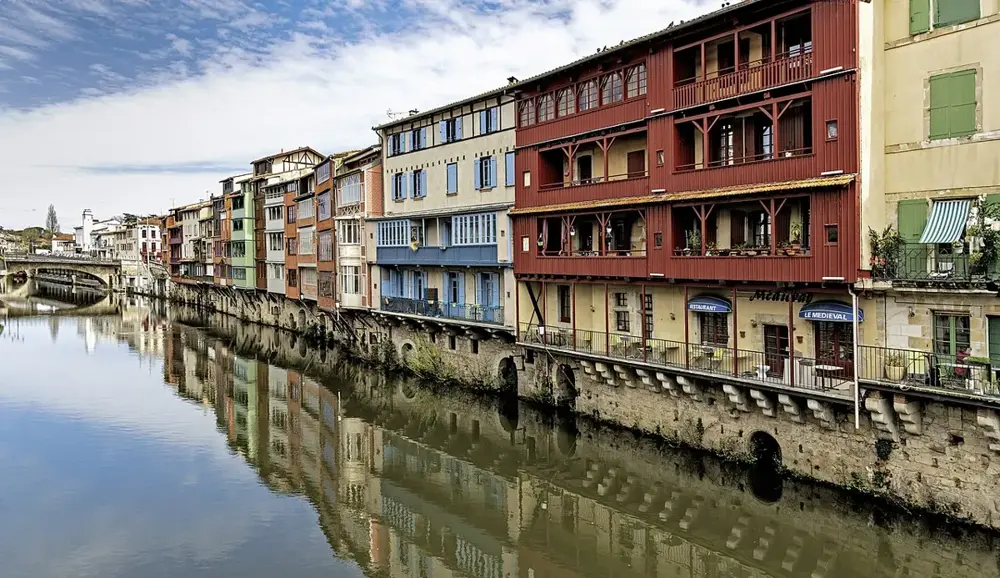 (Castres) Maisons sur l'Agoût vues du pont Neuf vers le pont Tourcaudière